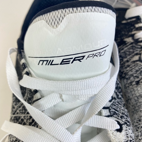Under Armour Men's SpeedForm Miller 2 Track‎ Shoes Black/White 3000020 Size 9 - Picture 4 of 10